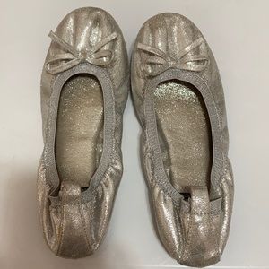 Girls preowned size 1 slip on silver shoes